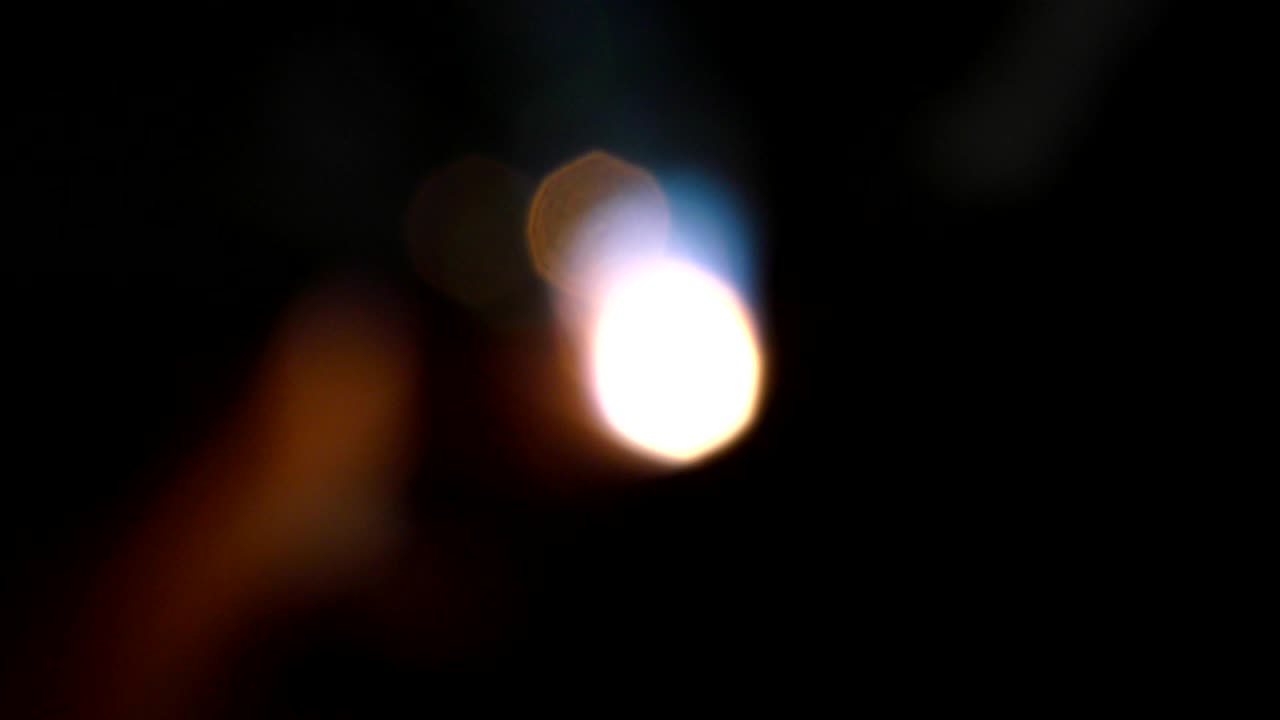 chispas de soldadura en piezas de hierro y los círculos de borrón