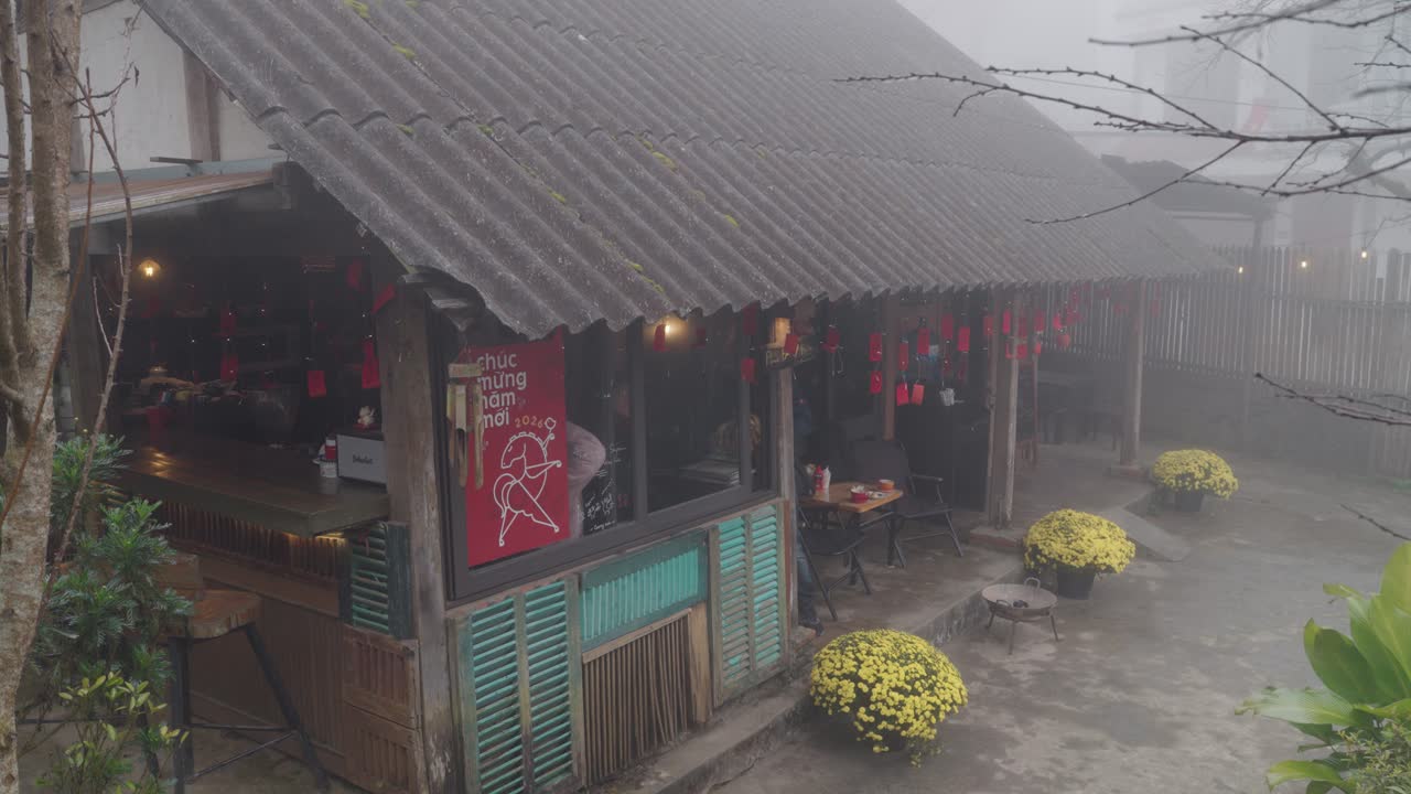 Quán cà phê truyền thống Việt Nam trong thời tiết sương mù