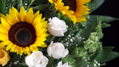 Blumenarrangement-Detailaufnahme-Und-Gelber-Rosen-Schwarzer-Hintergrund