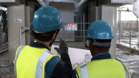trabajadores en una fábrica de mármol