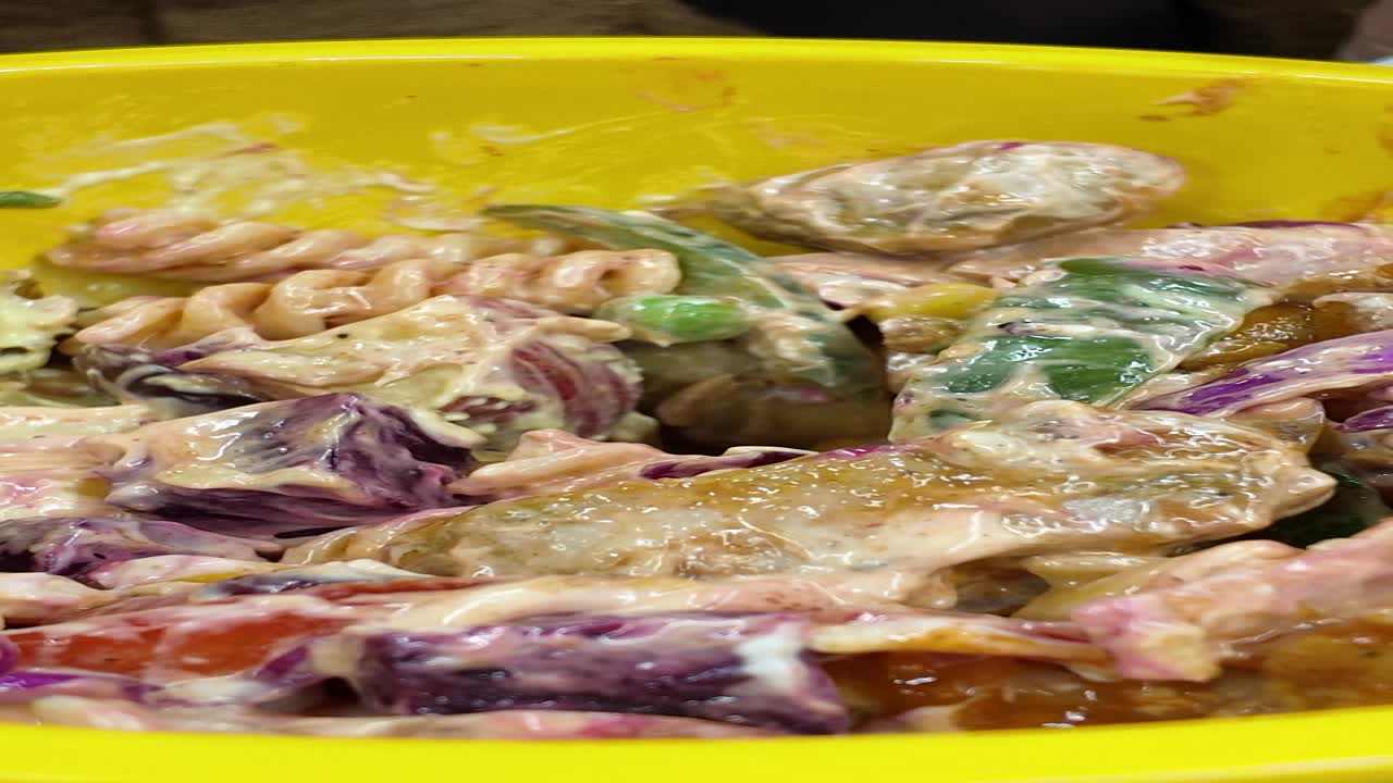 노란색 그에 있는 파스타 러드