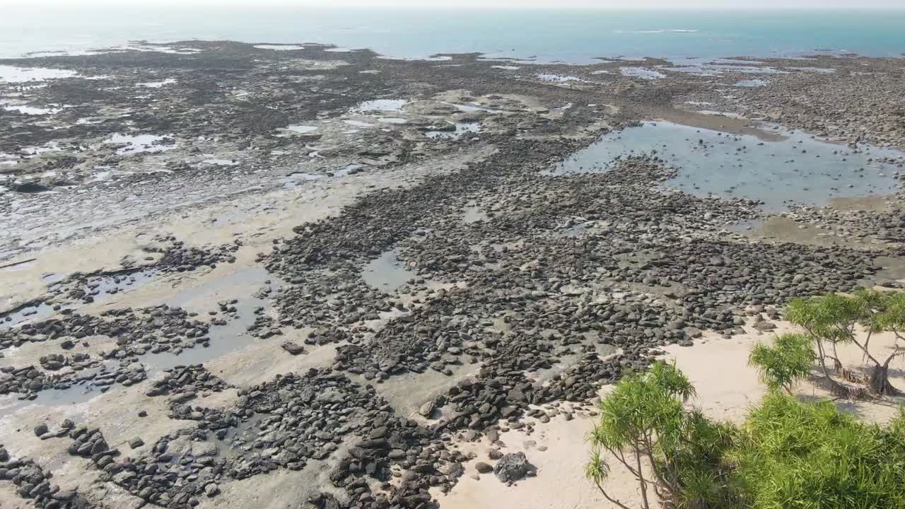 hermosa costa rocosa y arbusto verde en una isla tropical, vista aérea de drones