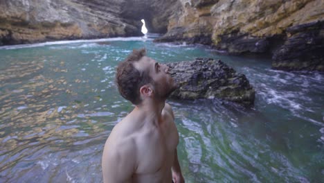 joven en la orilla del mar.