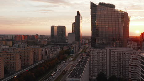 Imágenes-De-Diapositivas-Y-Panorámicas-De-Edificios-Modernos-De-Gran-Altura-Con-Fachadas-Brillantes-Que-Reflejan-El-Sol-Poniente.-Varsovia,-Polonia