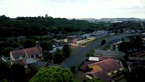 Imágenes-Aéreas-De-Un-Dron-Volando-Sobre-Casas-Residenciales-Con-Vistas-A-Una-Carretera-Muy-Transitada-Con-Tráfico-En-Movimiento-En-Un-Suburbio-De-Yellow-Wood-Park-En-Durban