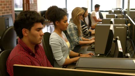 estudiantes trabajando en la sala de computadoras