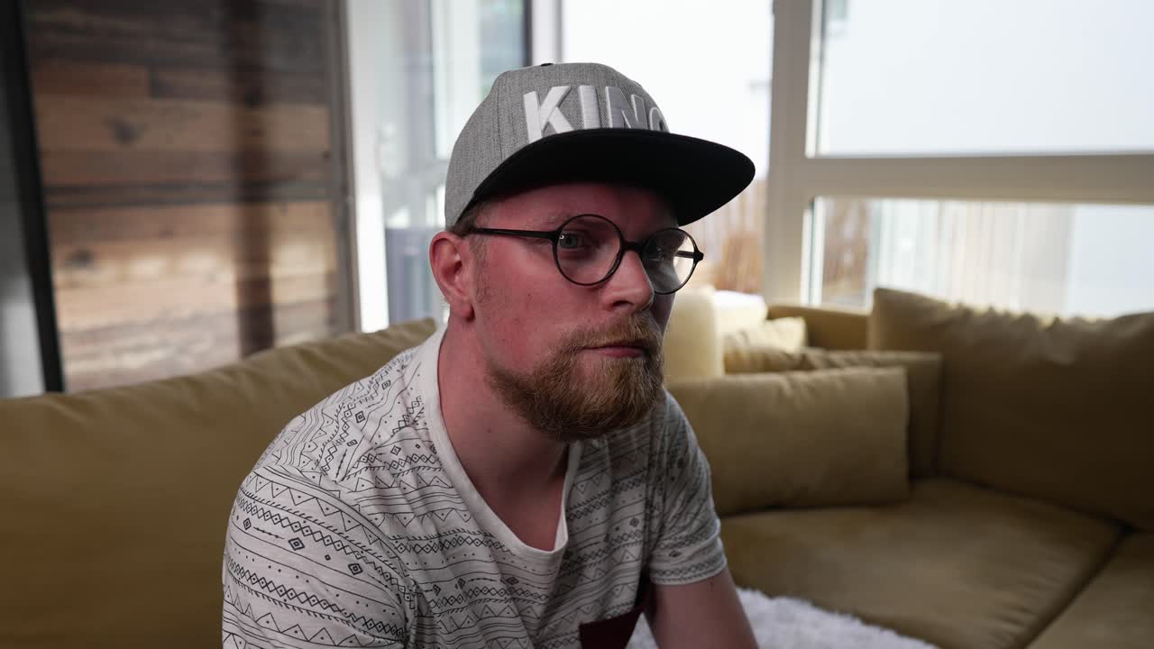 hombre milenario viendo televisión pensando, contemplando, pensativo, acercar