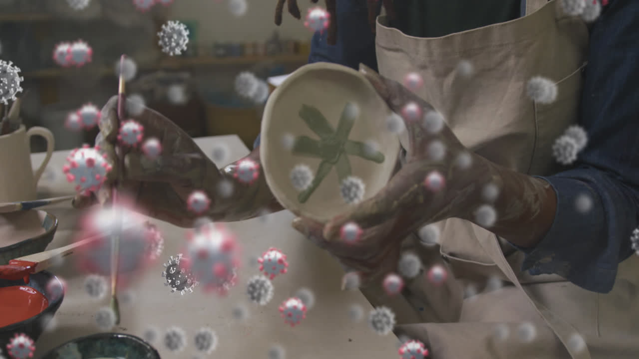 animación de la caída de las células covid-19 sobre el alfarero afroamericano