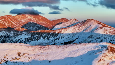 Monte-Yale-Colligate-Picos-Primera-Nieve-Hora-Dorada-Aéreo-Cinematográfico-Zumbido-Dramático-Montañas-Rocosas-Atardecer-Rosas-Naranjas-Rojas-Maravillosas-Congelamiento-Frío-Congelado-Paso-Monarca-Salina-Buena-Vista-Colorado-Hacia-Atrás