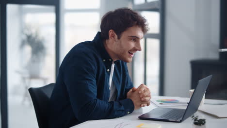 hombre sorprendido leyendo documentos en la computadora