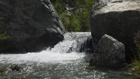 Pequeña-Cascada-Entre-Rocas-En-Un-Día-Soleado-En-La-Temporada-De-Verano