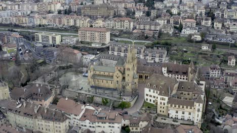 Das-Romantische-Dorf-Neuenburg-Am-Schönen-See-Während-Der-Wintersaison-In-Der-Schweizer-Alpenlandschaft,-Schweiz,-Europa