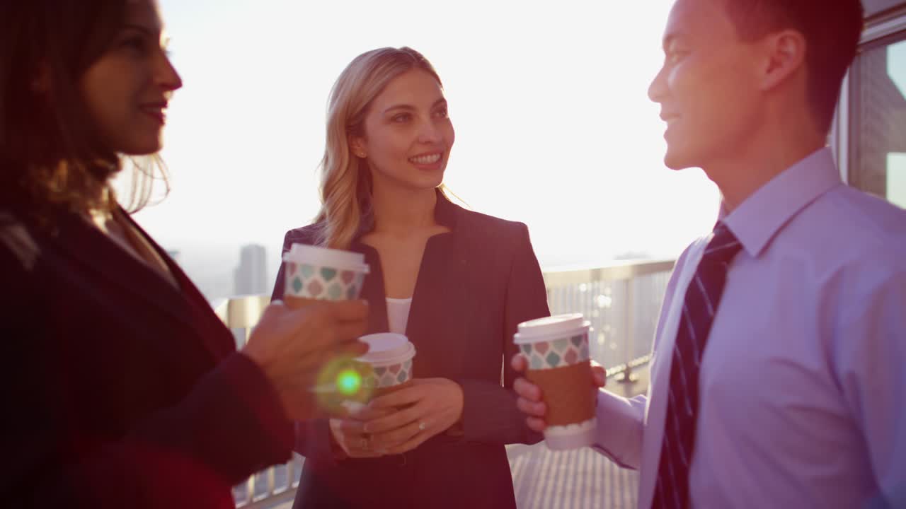 다민족 사업팀이 지붕에서 휴식을 취하고 있습니다.