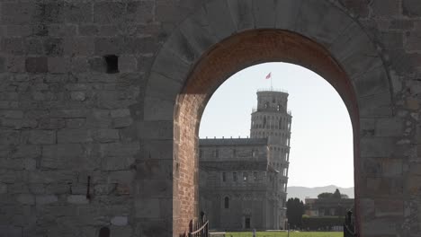 torre inclinada de pisa dentro de un muro en la plaza de pisa italia toscana total