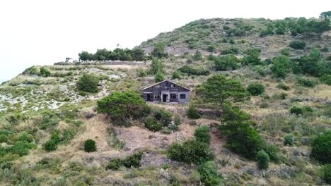 Leeres-Haus,-Bäume,-Blauer-Himmel