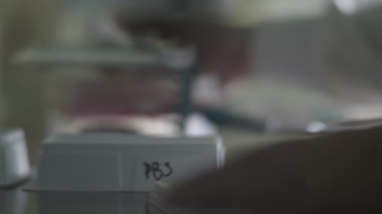 실험실 02에서 pbs 식염수 완충액 피펫팅