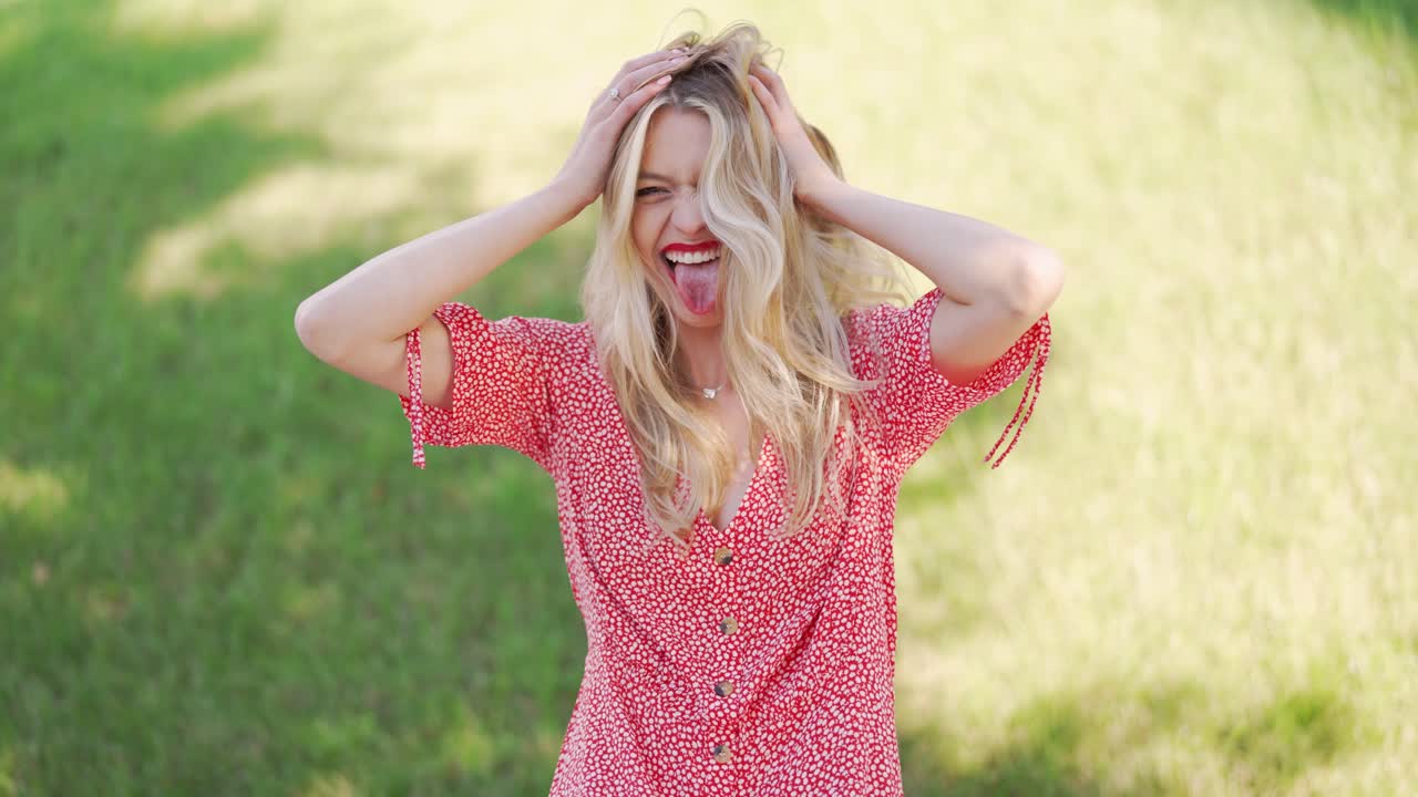 빨간 드레스를 입은 웃는 여자