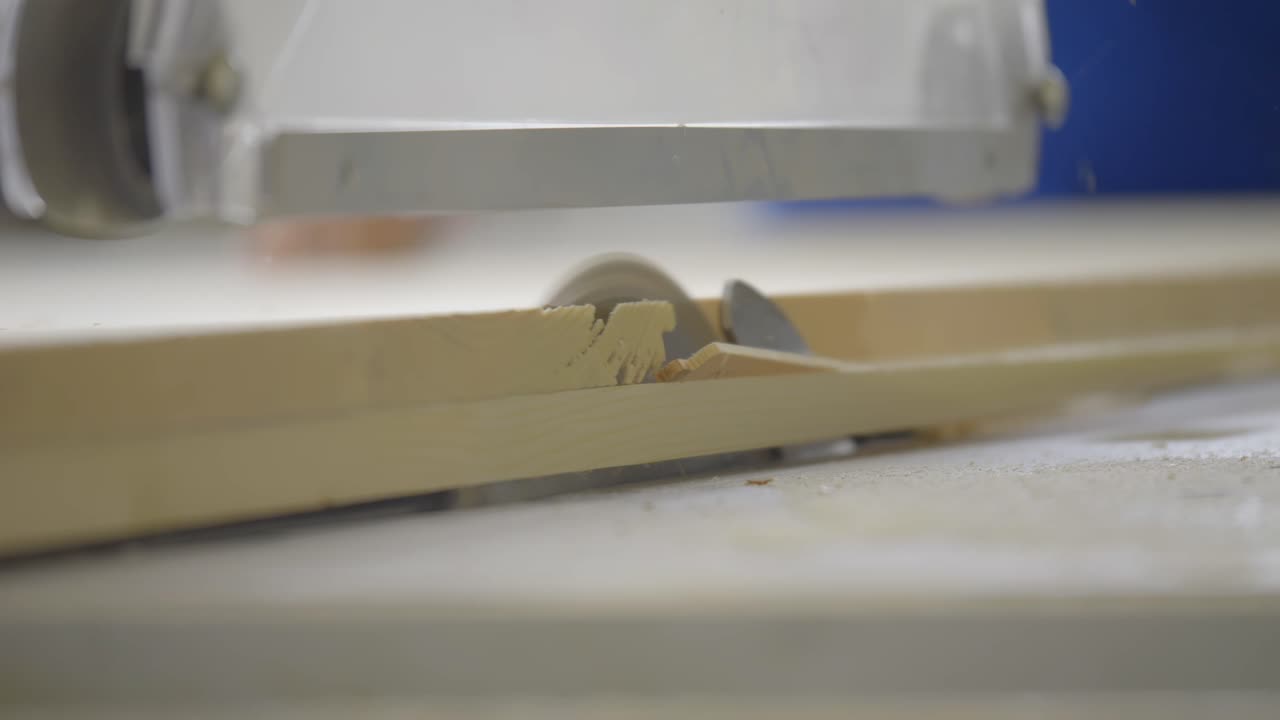 fotografía de cerca de una máquina de corte de madera en una fábrica