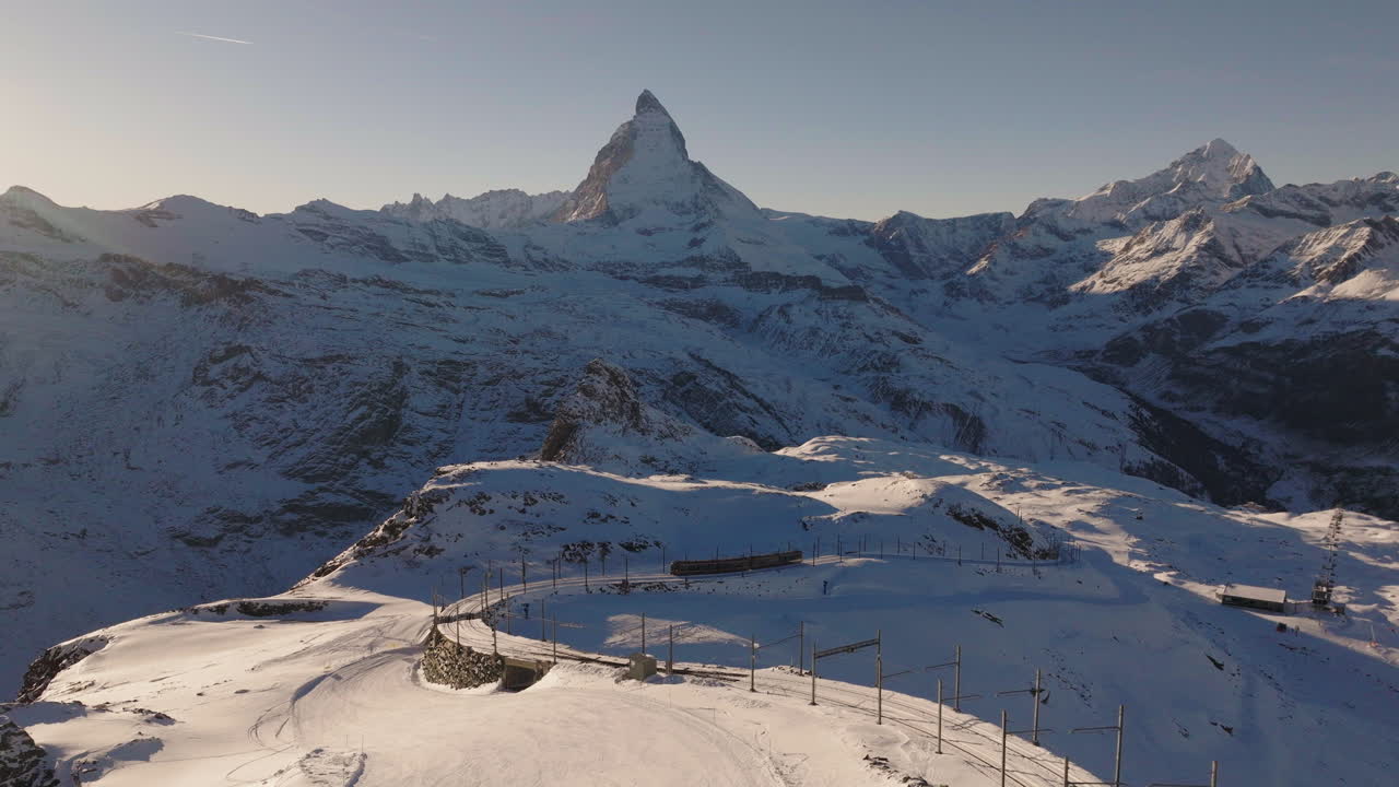 toma aérea en suiza en la ciudad de zermatt con la montaña matterhorn