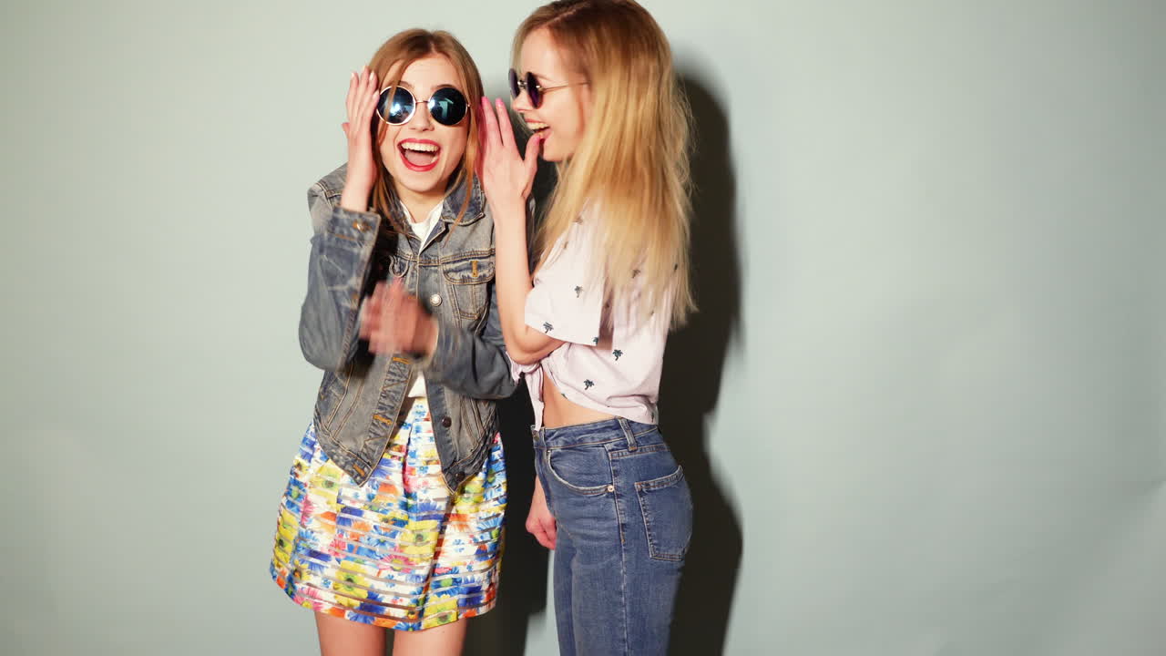 두 친구가 재미있게 놀고 있습니다.