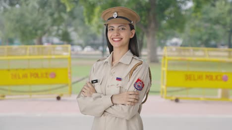 Porträt-Einer-Glücklichen-Indischen-Polizistin,-Die-Mit-Gekreuzten-Händen-Steht