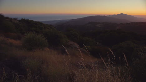 Un-Hermoso-Amanecer-De-Atardecer-Sobre-Las-Montañas-De-California