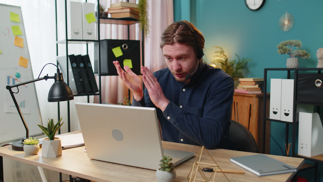 hombre de negocios con auriculares trabajador independiente centro de llamadas o operador de servicio de apoyo línea de ayuda
