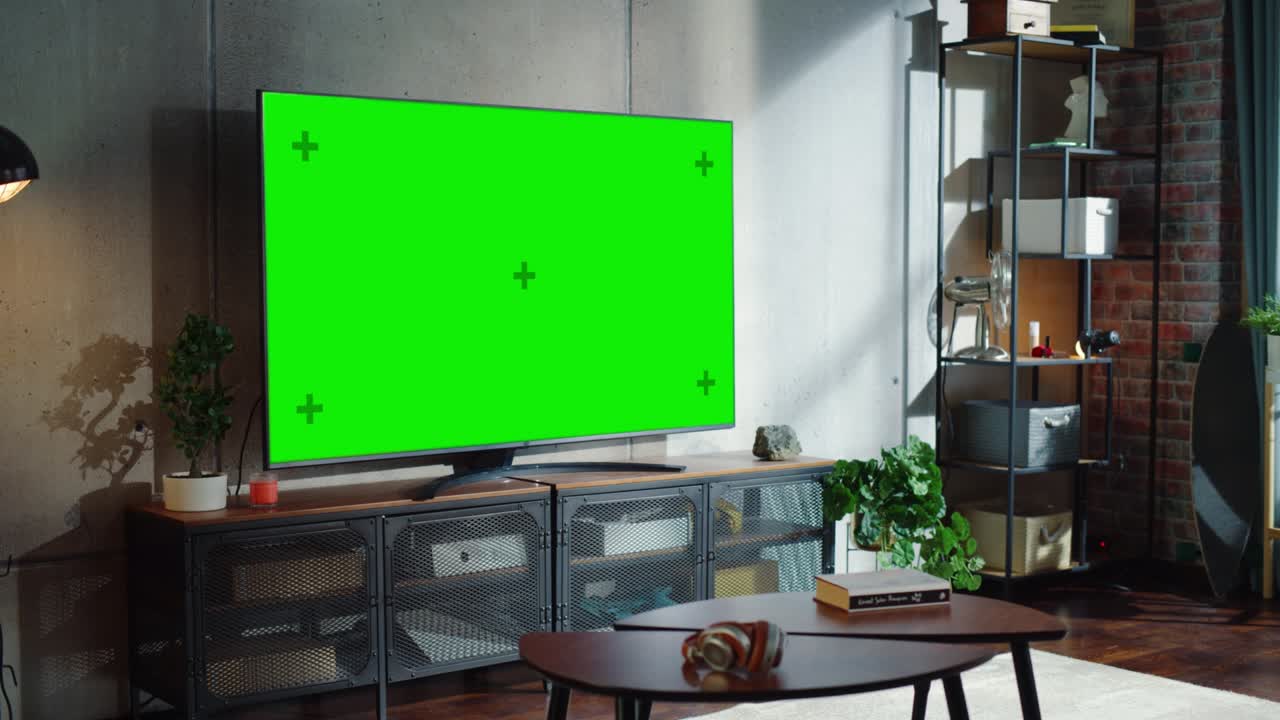 크로마 키 디스플레이, 소파 및 창문에서 도시 전망을 가진 텔레비전 세트와 함께 아한 거실 인테리어, 모니터에 녹색 화면 플레이스홀더를 가진 빈 아파트