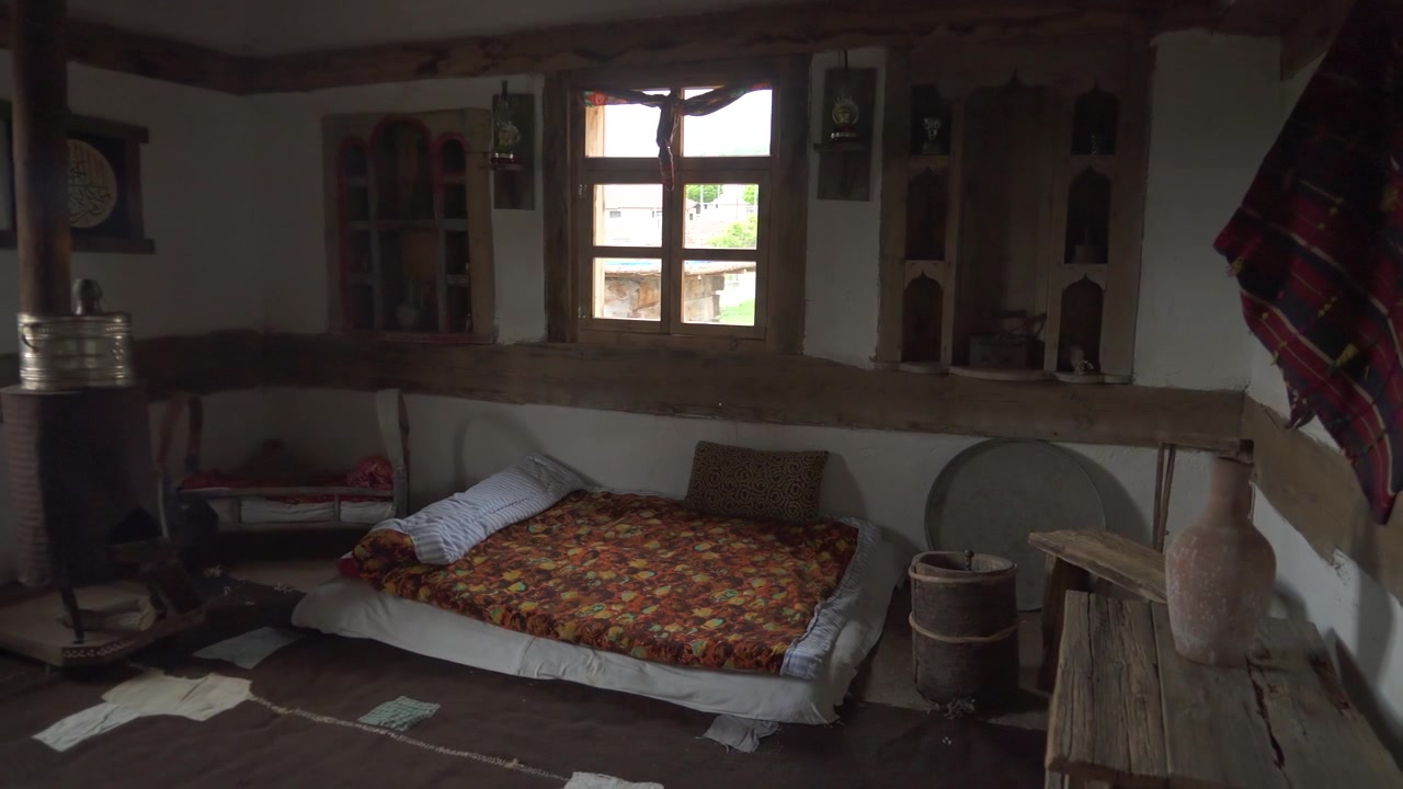 Interno di una Camera da Letto Rustica Tradizionale in una Vecchia Casa