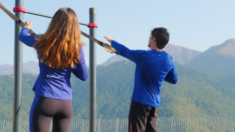 entrenamiento de suspensión al aire libre con entrenador personal