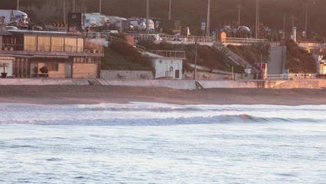 Una-Vista-Desde-Lejos-De-Una-Carretera-Muy-Transitada-Junto-A-Un-Malecón-Y-Una-Playa