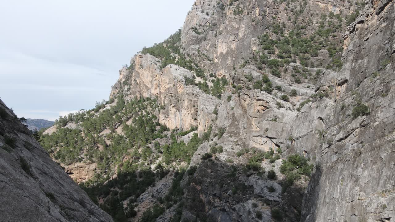 rocas de acantilado en la montaña