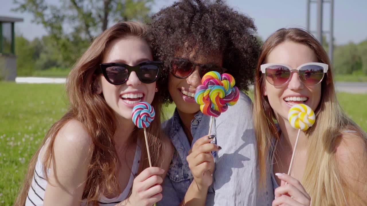 amigos divirtiéndose y lamiendo piruletas