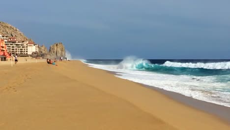 1080hd,-60p-Cámara-Lenta-Grandes-Olas-Chocan-Contra-La-Playa-Soleada