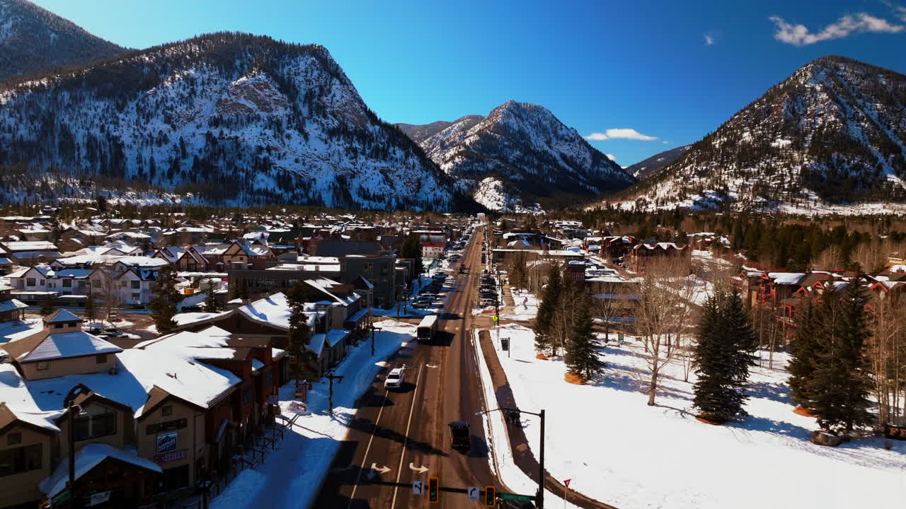 겨울 블루버드 하늘 낮 정오 눈이 내린 시내 프리스코 공중 드론 자동차 교통 메인 스트리트 콜로라도 산 스키 타운 구리 mtn 아이콘 패스 브레켄리지 실버토른 런 서 카운티 포워드 팬