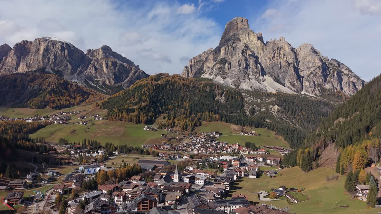 Cores do outono cercam a vila de Corvara nas Dolomitas, perspectiva aérea.