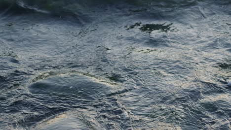 olas que se mueven hacia la orilla del mar en cámara lenta