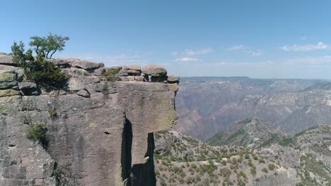 Toma-Aérea-De-La-Piedra-Volada-En-Divisadero,-Región-De-Las-Barrancas-Del-Cobre,-Chihuahua