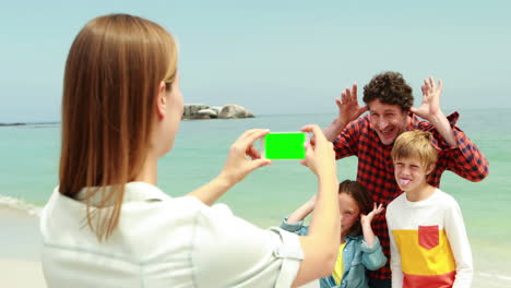 madre tomando una foto de su familia