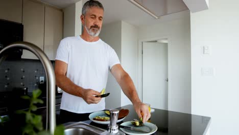 hombre preparando el desayuno en la cocina 4k
