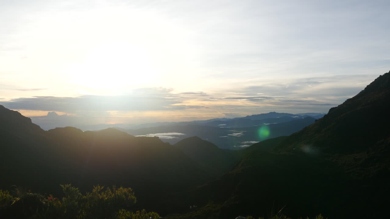 산에서 빛나는 태양