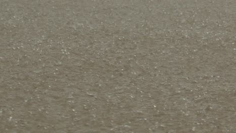 lloviendo fuertemente en el agua