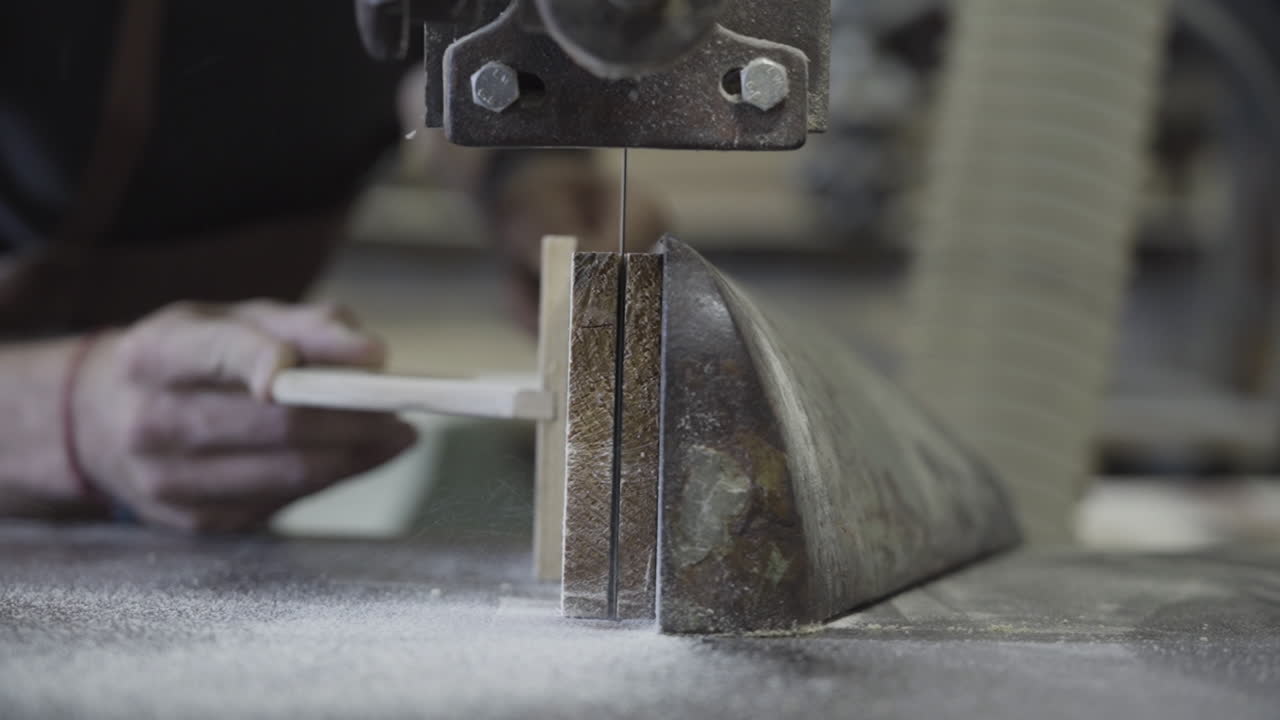 крупный план мужской руки, использующей электрический лобзик для резки деревянной заготовки