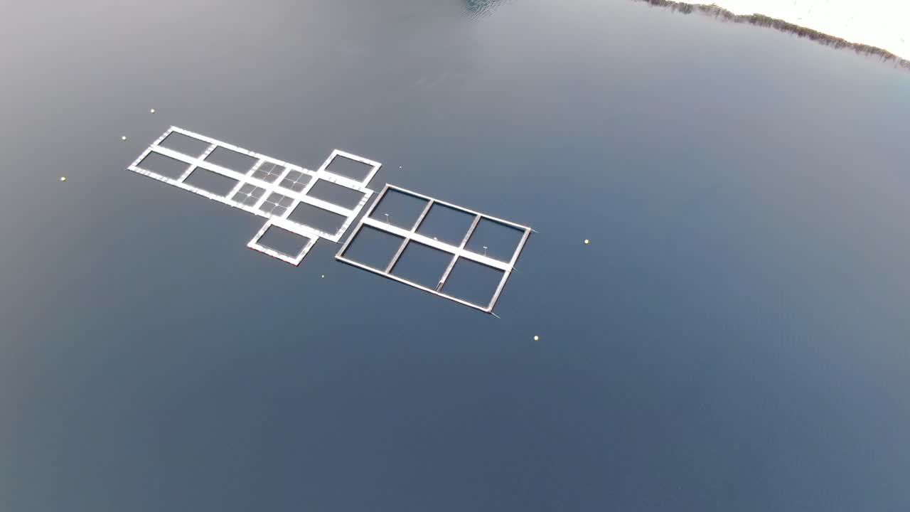 노르웨이의 하 산으로 둘러싸인 피오르드 위를 날아다니는 겨울의 트롬소 지역의 드론 뷰