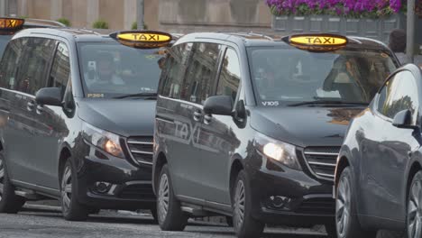 línea de taxis estacionada, transporte público, ciudad de edimburgo escocia reino unido