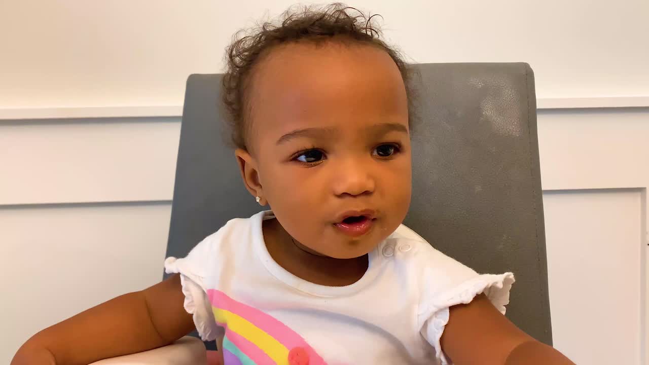 ребенок ест и пьет свою пищу-3