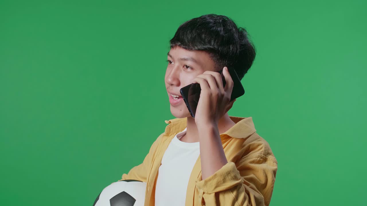 축구 공 을 들고 전화 를 하는 십대