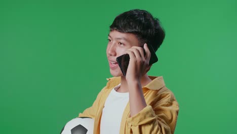 축구 공 을 들고 전화 를 하는 십대