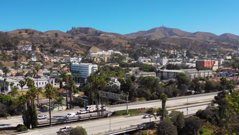 una antena de drones de la ciudad costera de ventura california, en el sur de california, con el primer plano de la autopista y el fondo de las montañas 1