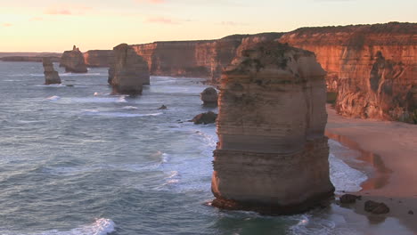 Las-Formaciones-Rocosas-Conocidas-Como-Los-Doce-Apóstoles-Se-Destacan-En-La-Costa-Australiana